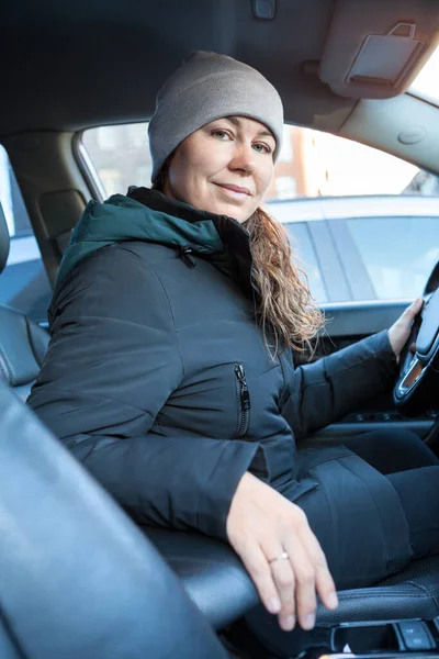 Jeune Belle Femme Intérieur Voiture Avec Main Sur Volant Portrait — Photo