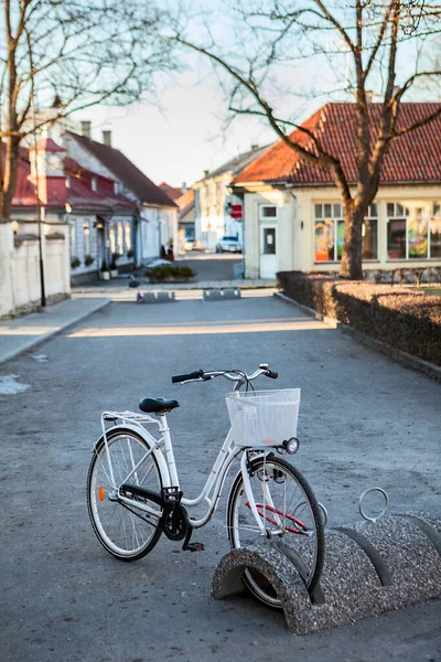 Fietsenstalling Met Fiets Stad Kuressaare Het Voorjaar Estland Land Verticaal — Stockfoto