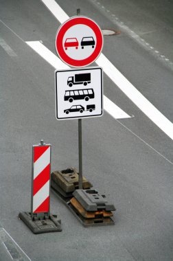 Yol işaretleri.