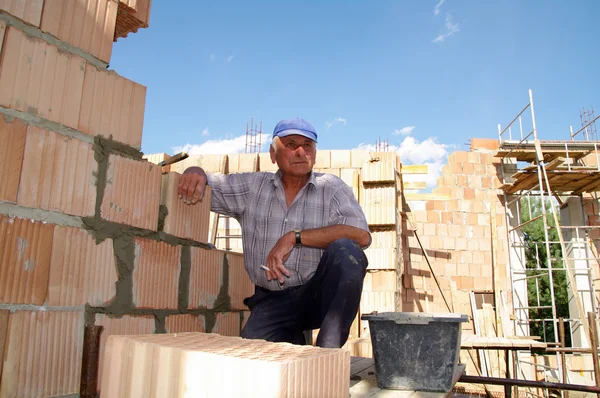 Werknemer op een bouwplaats — Stockfoto