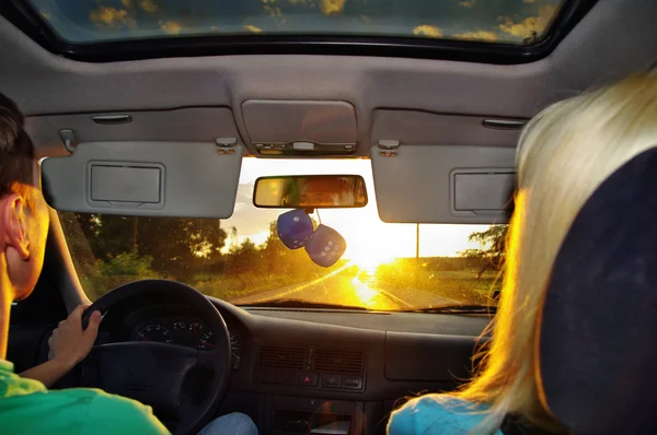 Uomo e donna in auto — Foto Stock