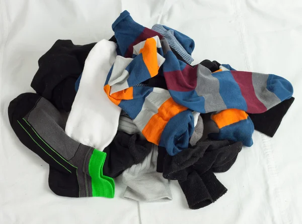 Stapel unsortierter Socken auf weiß — Stockfoto