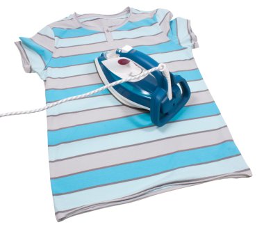 Elektrik demir ve gömlek. beyaz izole