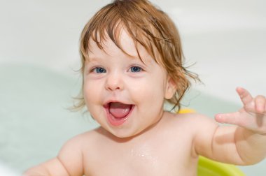 bir banyoda neşeli şirin bebek kız portresi