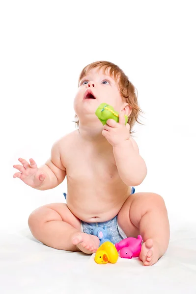 Bonito bebê menina brinca com brinquedos de borracha — Fotografia de Stock