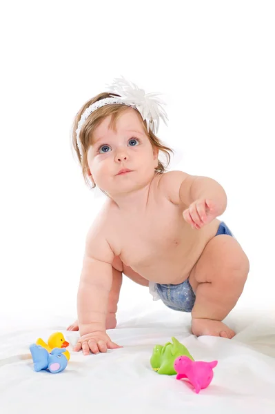 Bonito bebê menina brinca com brinquedos de borracha — Fotografia de Stock