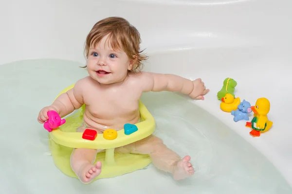 Alegre bonito bebê menina no um banho — Fotografia de Stock