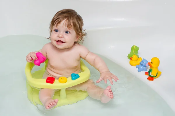 Vrolijke schattige babymeisje in een bad — Stockfoto