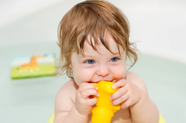 Retrato de alegre bonito bebê menina em um banho — Fotografia de Stock