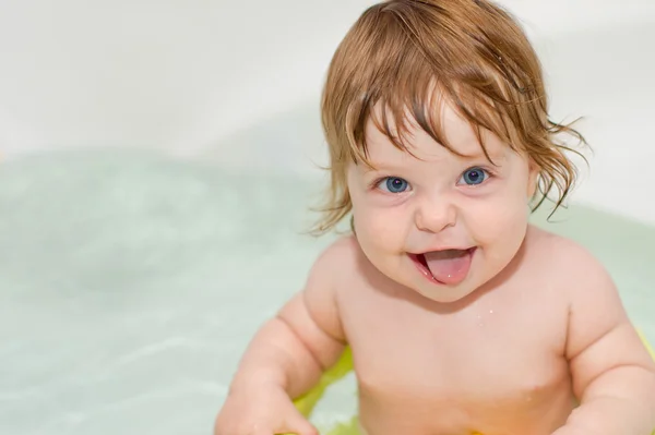 Retrato de alegre bonito bebê menina em um banho — Fotografia de Stock