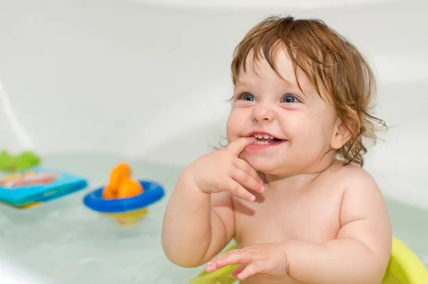 Portret van vrolijke schattige babymeisje in een bad — Stockfoto