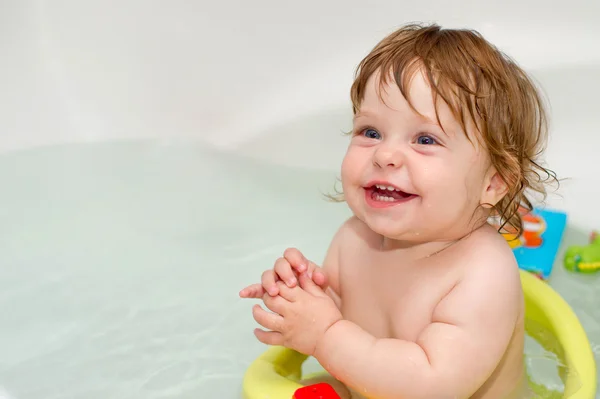 Portret van vrolijke schattige babymeisje in een bad — Stockfoto