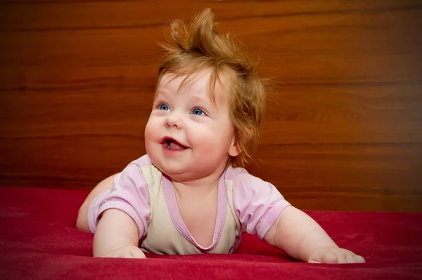 Grappige schattige babymeisje met vrolijke coiffure — Stockfoto