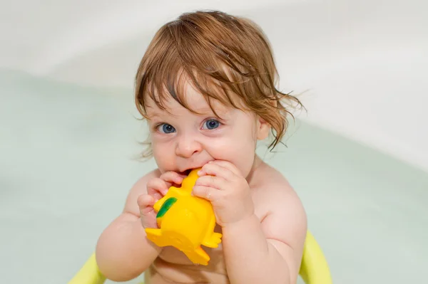 욕조에 명랑 한 귀여운 아기 여자의 초상화 — 스톡 사진