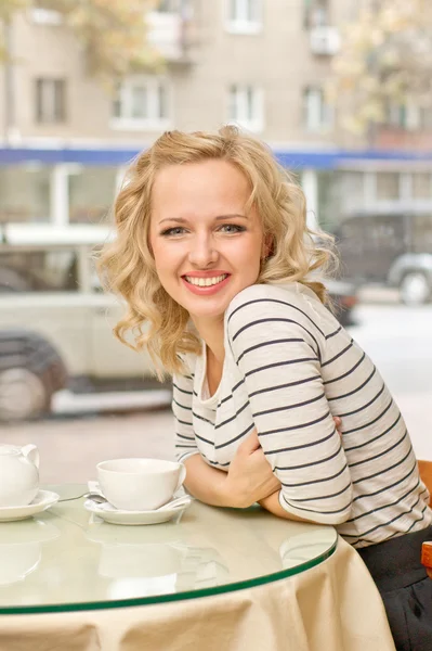 Jovem mulher em café pequeno — Fotografia de Stock