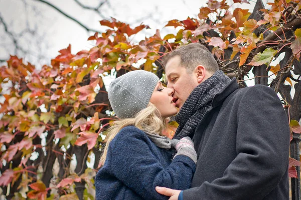 Datum. jonge vrouw en man kussen buiten. herfst — Stockfoto