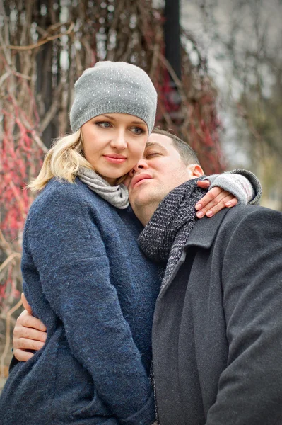 Datum. jonge blonde vrouw hugs een man buiten — Stockfoto