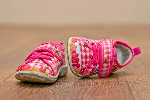 Kleine baby schoenen op de verdieping — Stockfoto