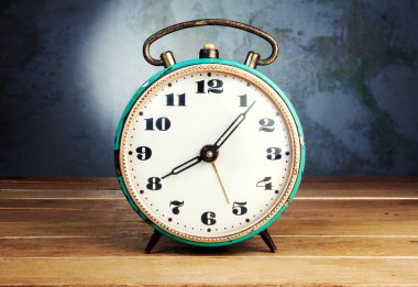 Ahşap masada retro alarm saati