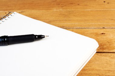 siyah kalem ile boş bir not defteri