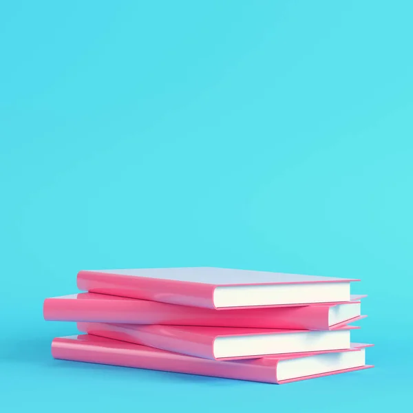 Tumpukan Buku Berwarna Merah Muda Dengan Latar Belakang Biru Cerah — Stok Foto