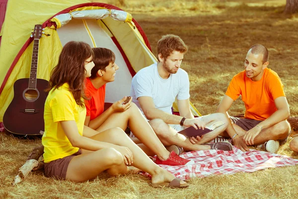 Gruppen för camping och berätta historier — Stockfoto