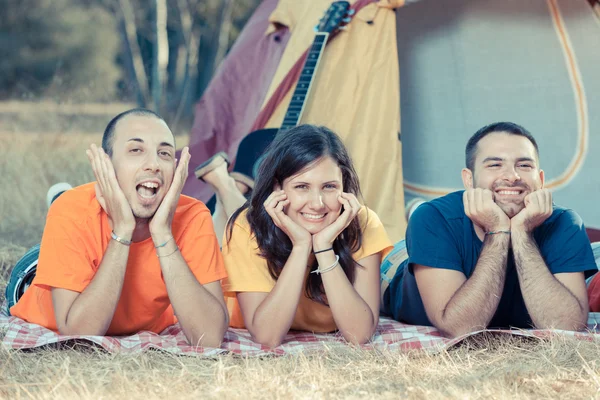 Unga om på marken på camping — Stockfoto