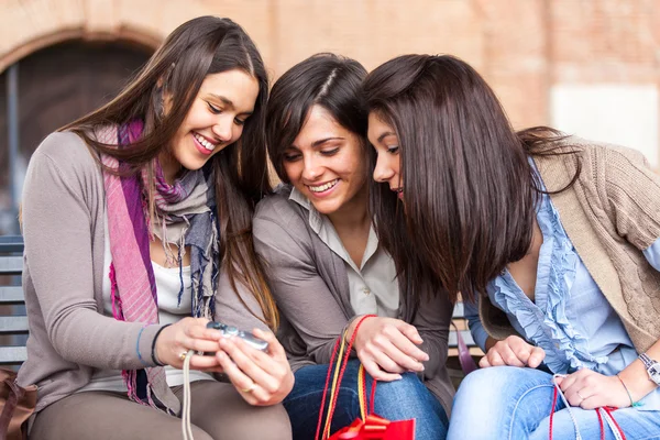 Hree donne in cerca di foto nella fotocamera — Foto Stock