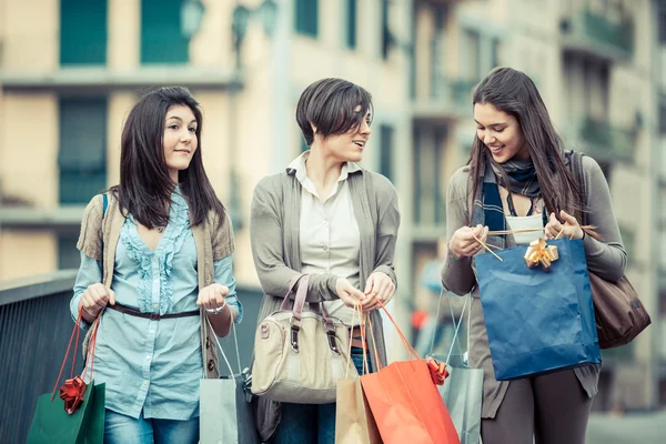 Três belas mulheres jovens com sacos de compras — Fotografia de Stock