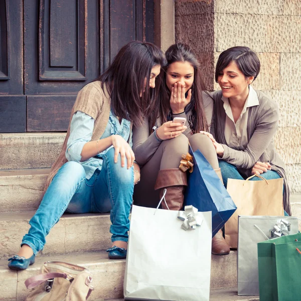 Gruppe von Frauen sendet Nachricht mit Mobiltelefon — Stockfoto