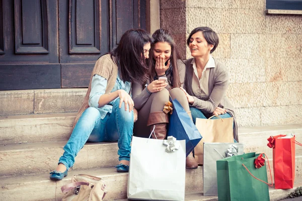 Groupe de femmes envoyant un message avec un téléphone portable — Photo