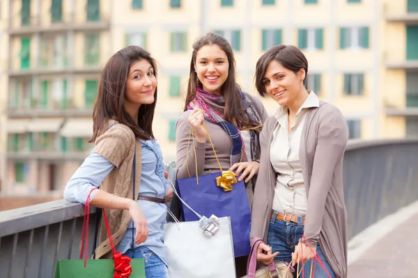 Drei schöne junge Frauen mit Einkaufstaschen — Stockfoto