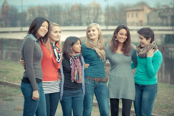 Skupina dívek mimo — Stock fotografie