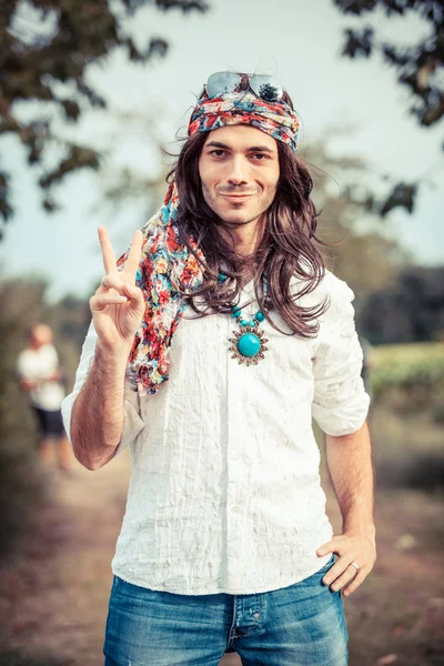 Hippie-Porträt mit Friedenszeichen — Stockfoto