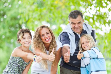 mutlu aile başparmak yukarıya ile açık