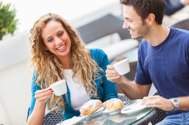 genç bir çift olan geleneksel bir İtalyan kahvaltısı