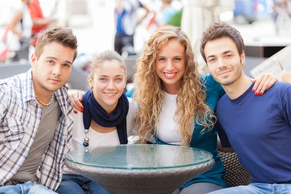 Grupp vänner omfamnade — Stockfoto