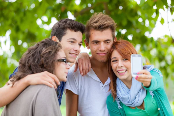 Grupo de amigos fazendo auto-retrato com celular — Fotografia de Stock