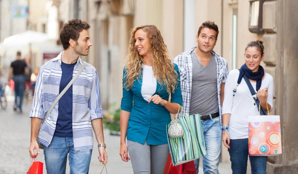 Groupe d'amis avec sacs à provisions — Photo