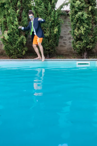 Jonge zakenman met zwembroek naast het zwembad — Stockfoto