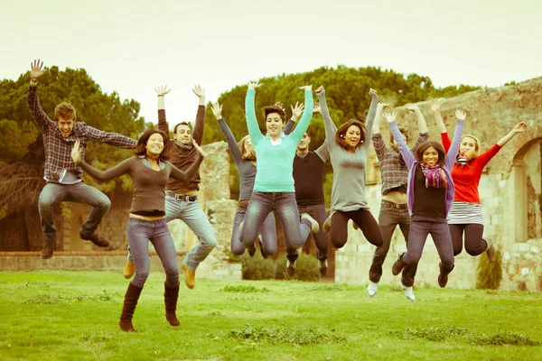 Estudiantes universitarios multiculturales saltando — Foto de Stock