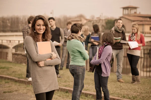 Studenti universitari multiculturali al parco — Foto Stock