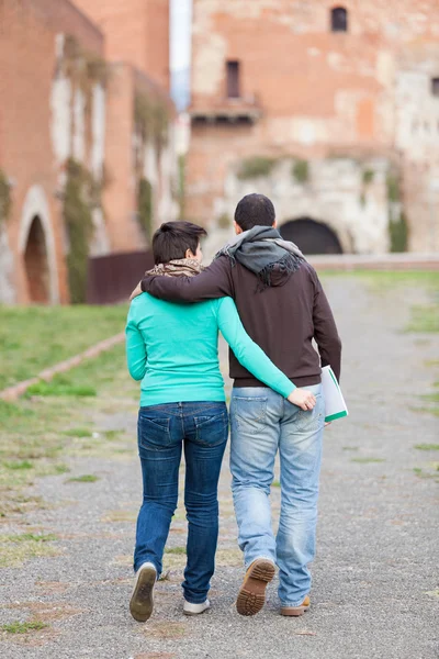 Jeune couple d'étudiants du collège — Photo