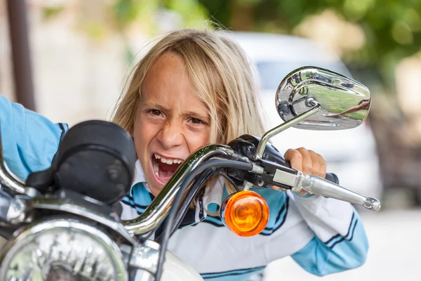 Niño conduciendo una moto — Foto de Stock