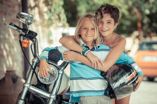 Par barn med motorcykel — Stockfoto