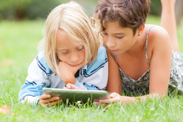 Para dzieci z komputera typu tablet — Zdjęcie stockowe