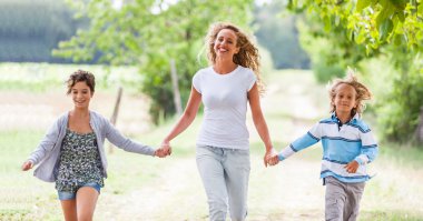 güzel bir genç kadın dışında iki çocuklu