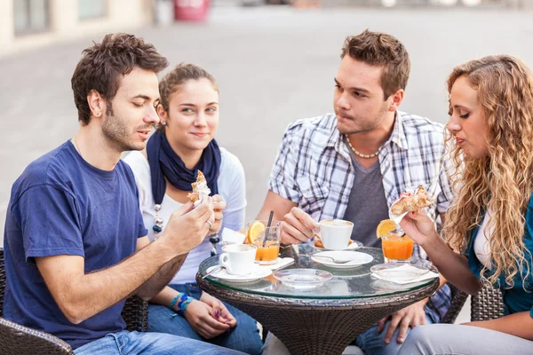 Groep vrienden met een traditioneel Italiaans ontbijt — Stockfoto