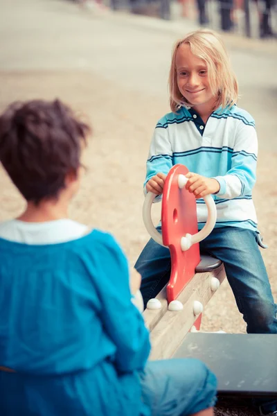 Glückliche Kinder spielen auf Spielplatz — Stockfoto