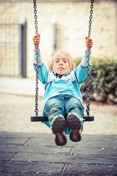 Petit garçon jouant sur le swing — Photo